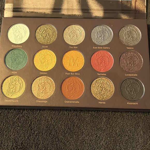 4 Eyeshadow palettes and MAC highlighter palette - Picture 14 of 16